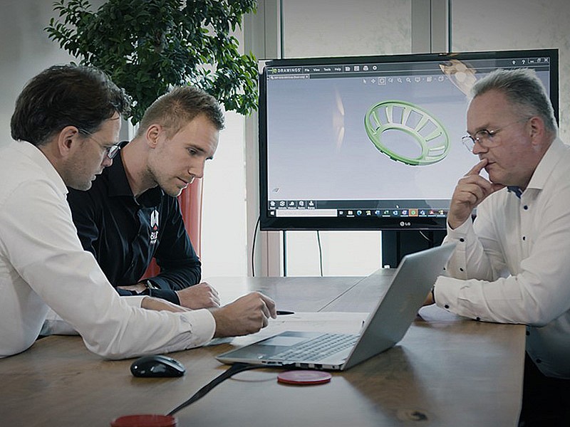 Team mit Erfahrung in der Kunststoffbearbeitung BKB Precision Team met ervaring in kunststofbewerking BKB Precision