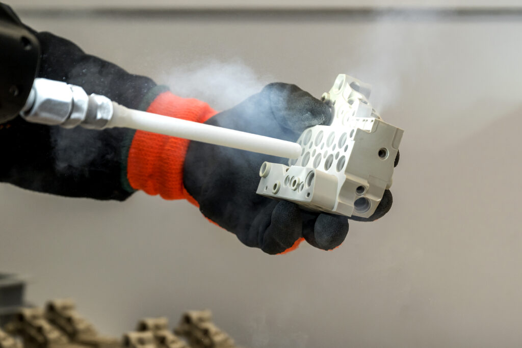 Nabewerken kunststof product ontbramen